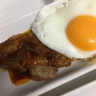 ソースたっぷりチキンステーキ、目玉焼きのせ